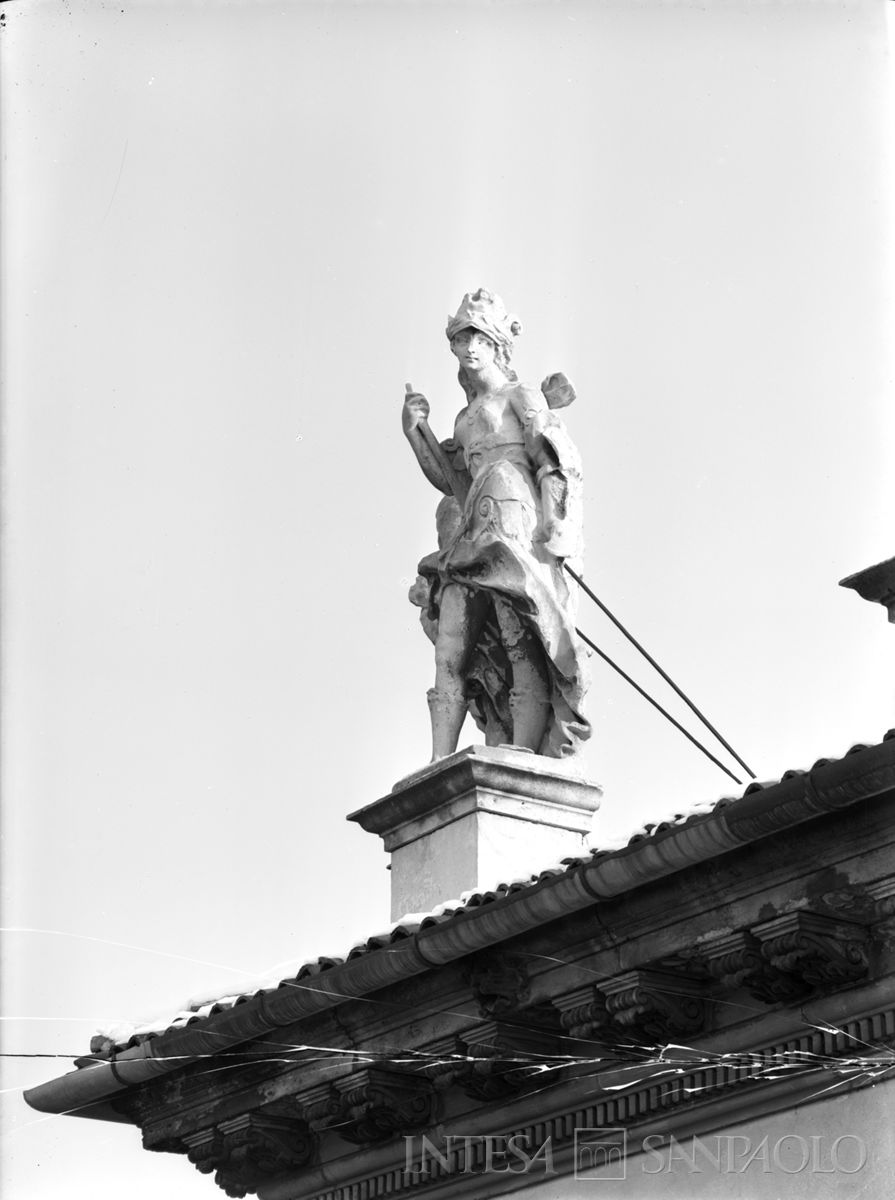 Palazzo Leoni Montanari, statua a coronamento del tetto, 1956-1976 (Foto Tapparo & Trentin)