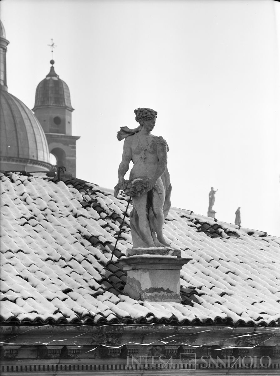 Palazzo Leoni Montanari, statua a coronamento del tetto, 1956-1976 (Foto Tapparo & Trentin)