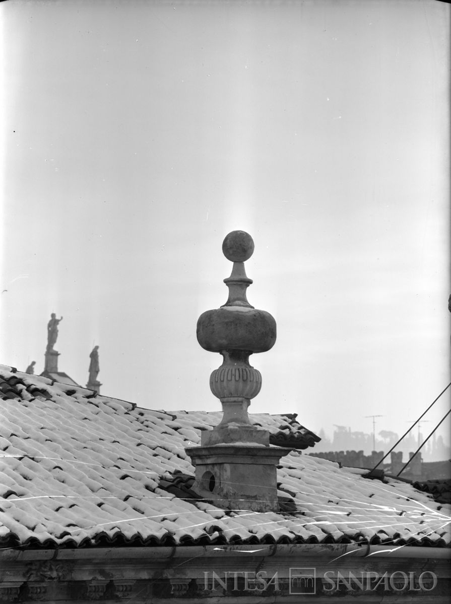 Palazzo Leoni Montanari, statua a coronamento del tetto, 1956-1976 (Foto Tapparo & Trentin)