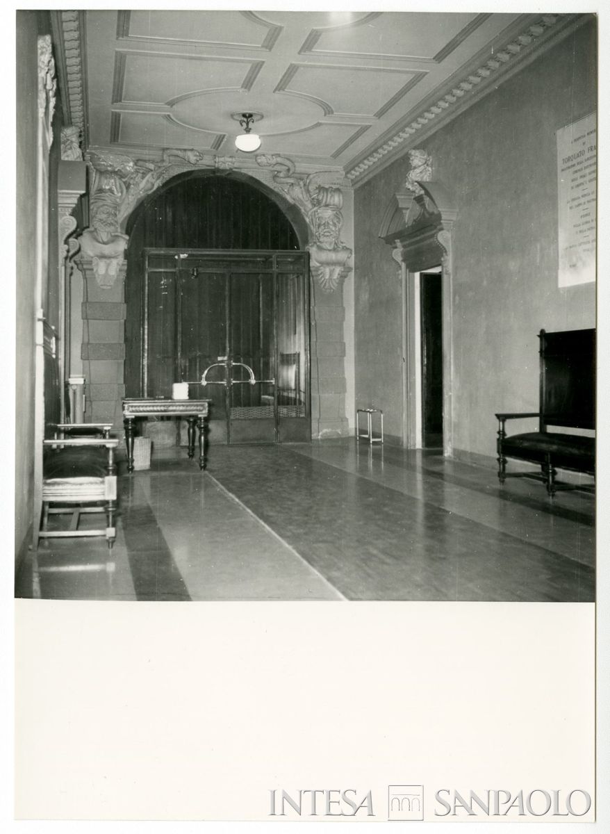 Palazzo Leoni Montanari, androne di S. Corona con portale verso la strada, 1956-1976 (Foto Tapparo & Trentin)