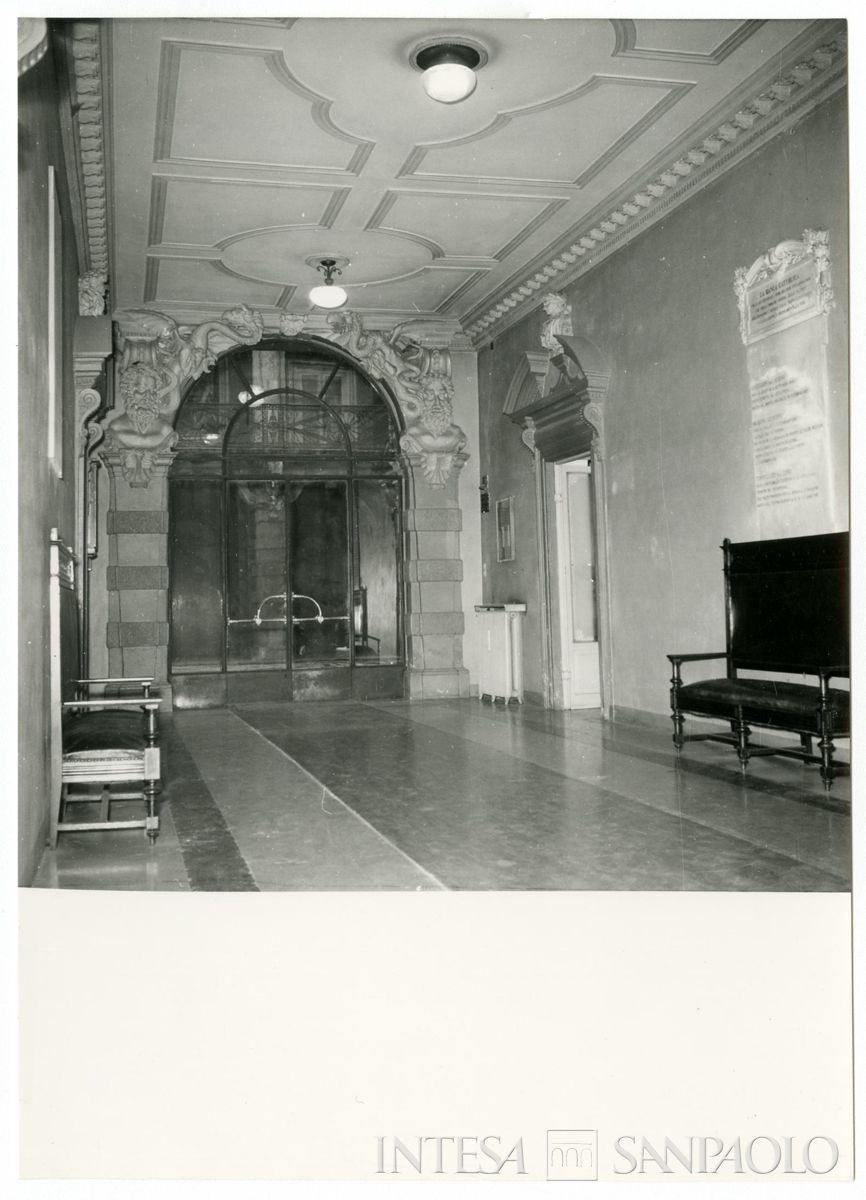 Palazzo Leoni Montanari, androne di S. Corona con portale verso il cortile interno, 1956-1976 (Foto Tapparo & Trentin)