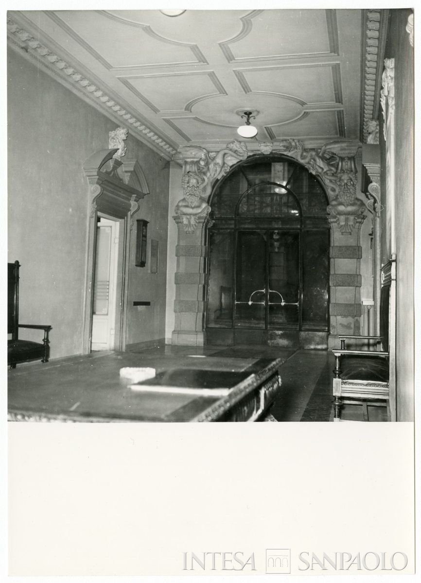 Palazzo Leoni Montanari, androne di S. Corona con portale verso il cortile interno, 1956-1976 (Foto Tapparo & Trentin)