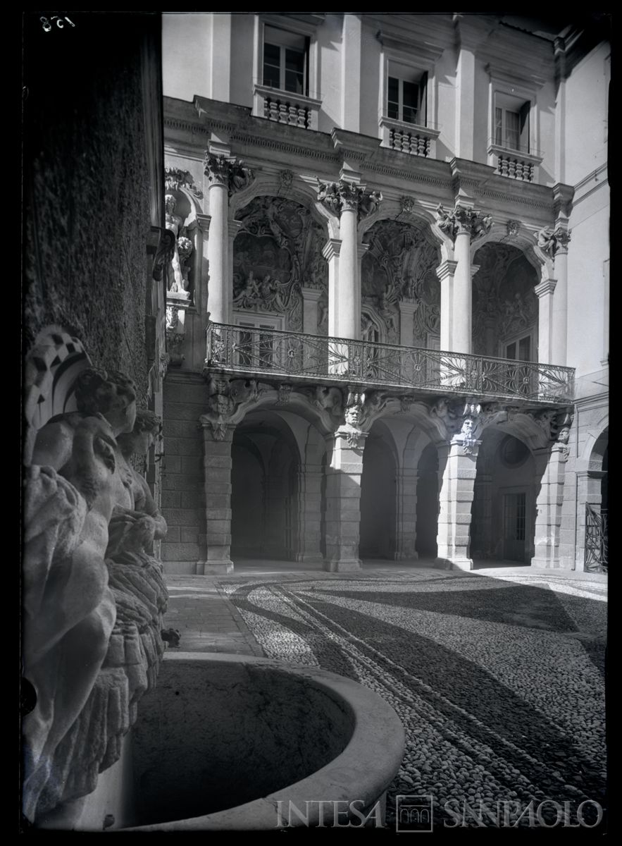 Palazzo Leoni Montanari, Loggia d'Ercole nel cortile, 1956-1976 (Foto Tapparo & Trentin)