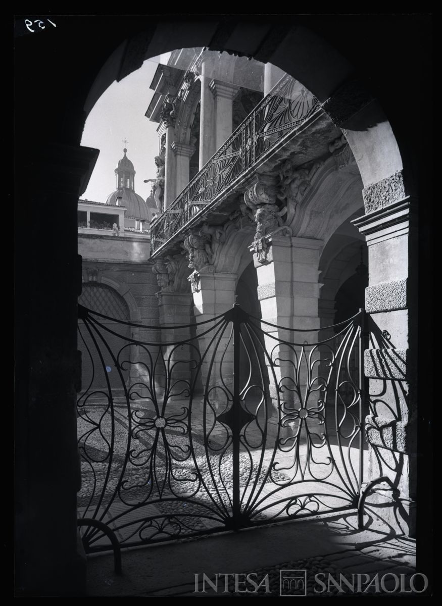 Palazzo Leoni Montanari, Loggia d'Ercole nel cortile, 1956-1976 (Foto Tapparo & Trentin)
