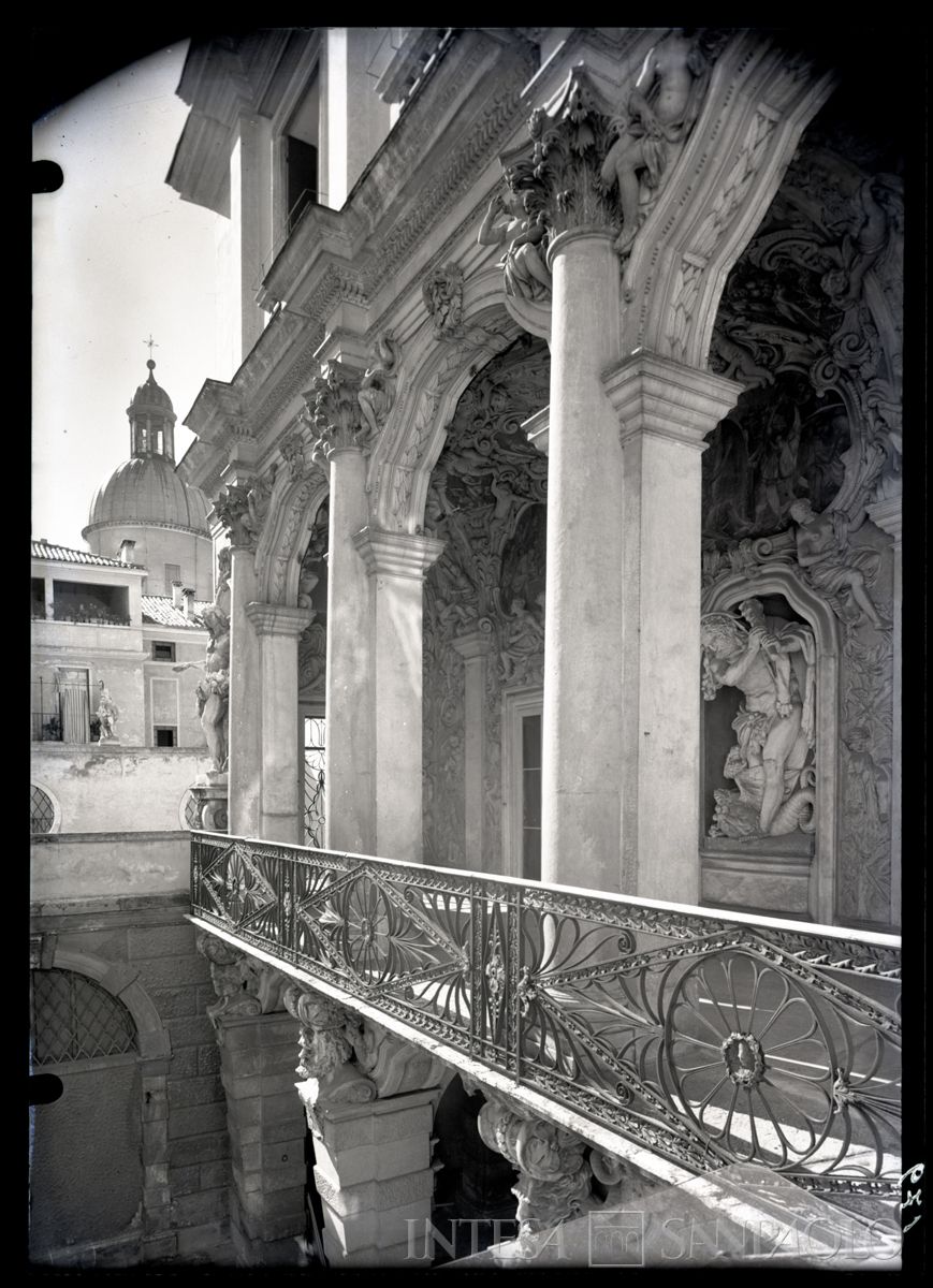 Palazzo Leoni Montanari, Loggia d'Ercole nel cortile, 1956-1976 (Foto Tapparo & Trentin)