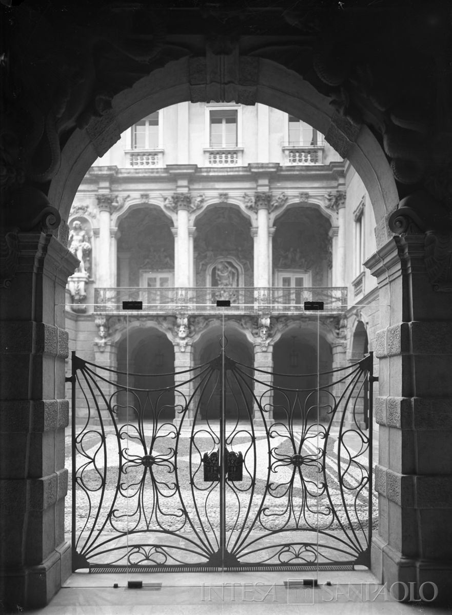 Palazzo Leoni Montanari, Loggia d'Ercole nel cortile, 1956-1976 (Foto Tapparo & Trentin)