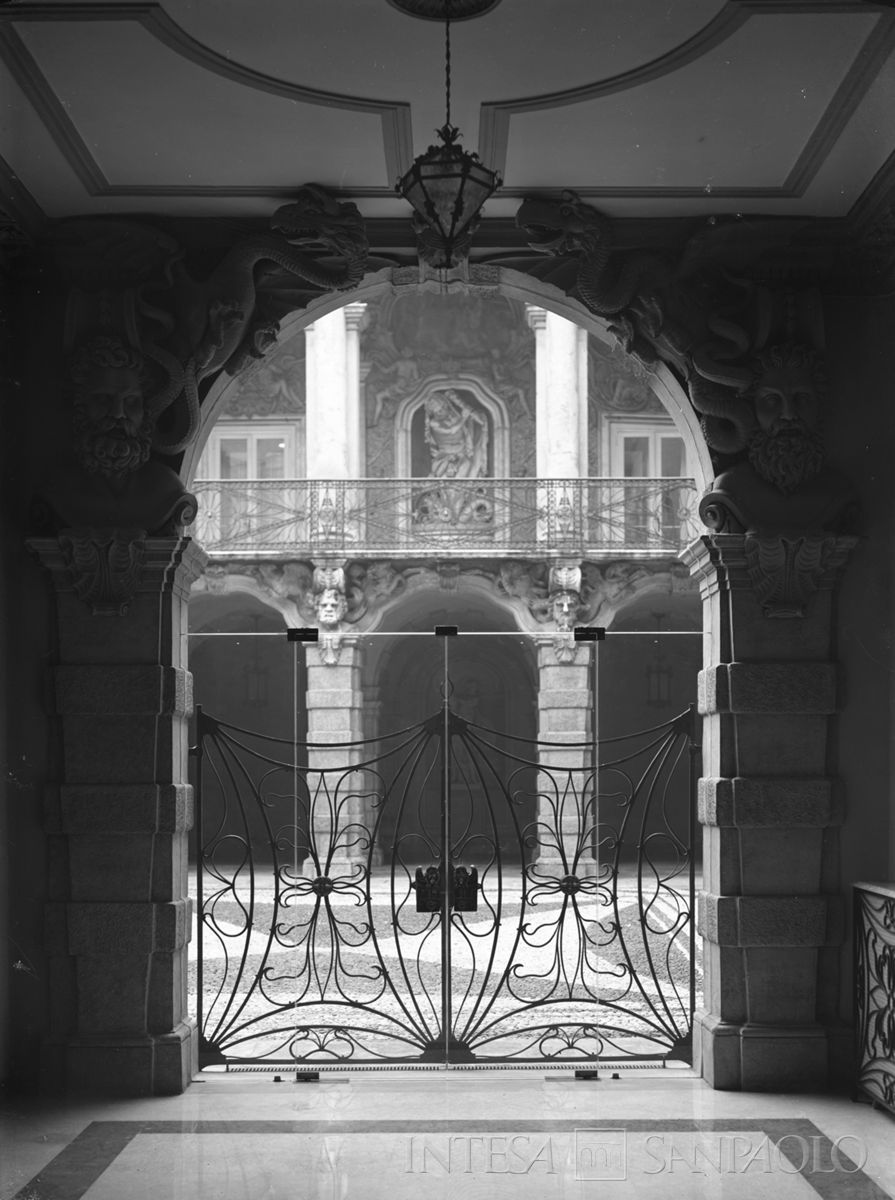 Palazzo Leoni Montanari, Loggia d'Ercole nel cortile, 1956-1976 (Foto Tapparo & Trentin)