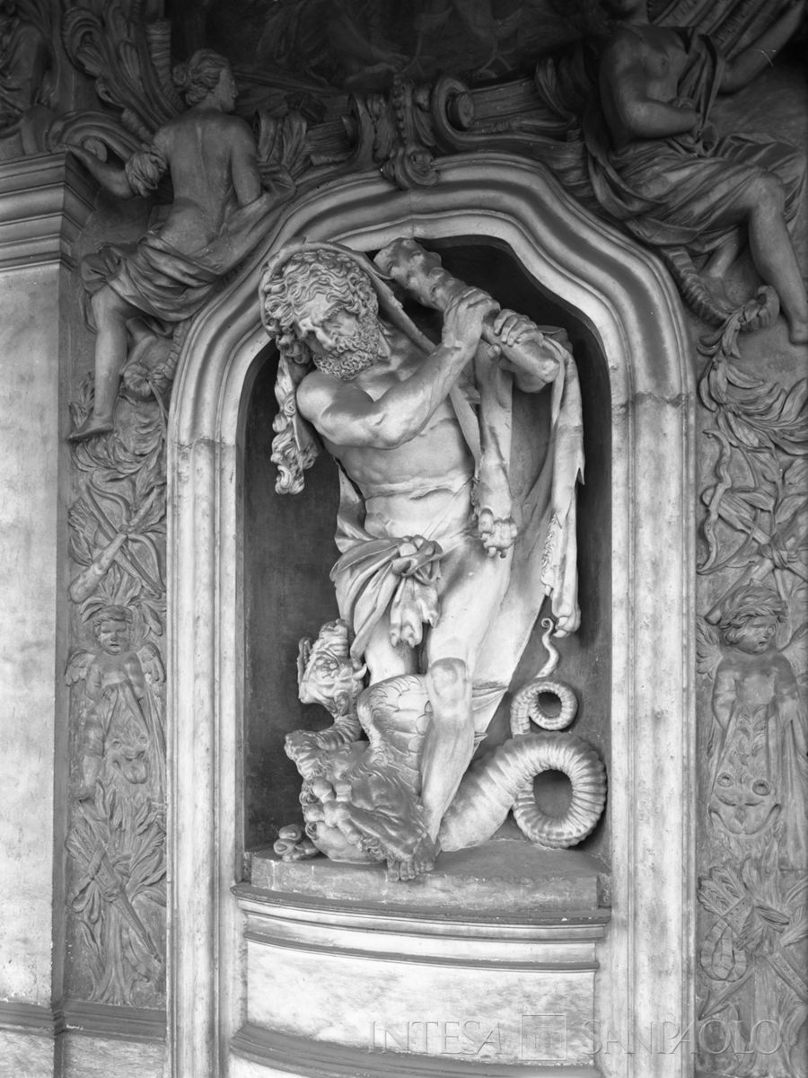 Palazzo Leoni Montanari, scultura in nicchia "Ercole vince l'Idra" al primo piano della Loggia d'Ercole, 1956-1976 (Foto Tapparo & Trentin)