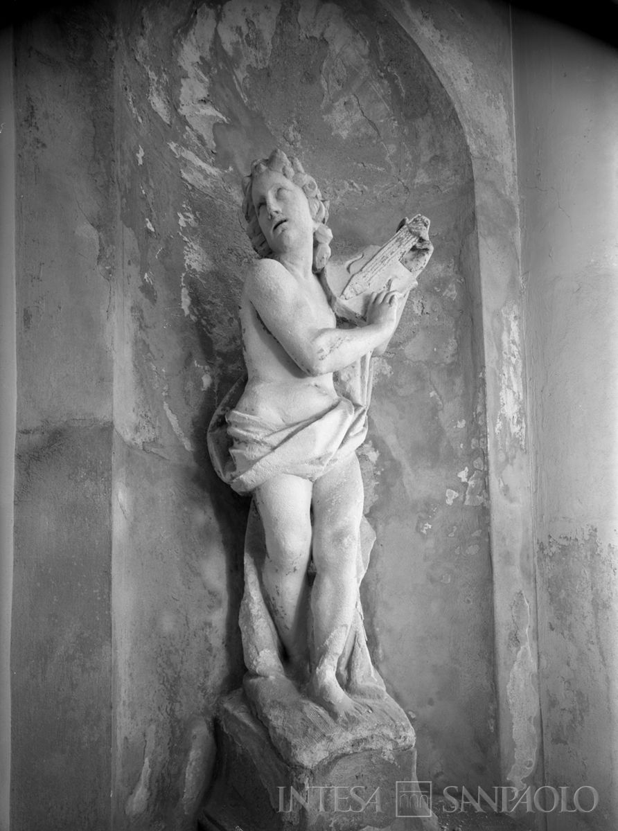 Palazzo Leoni Montanari, statua di Orfeo in nicchia, in prossimità della Loggia d'Ercole, 1956-1976 (Foto Tapparo & Trentin)