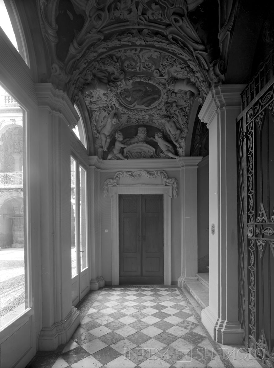 Palazzo Leoni Montanari, pianerottolo dello scalone al piano terra, 1956-1976 (Foto Tapparo & Trentin)