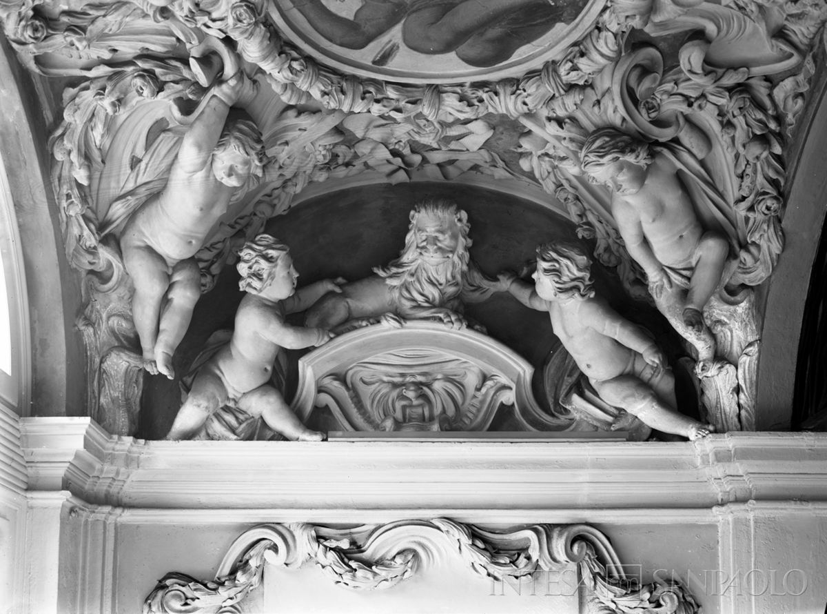 Palazzo Leoni Montanari, sovraporta con l'emblema dei Leoni nel pianerottolo dello scalone al piano terra, 1956-1976 (Foto Tapparo & Trentin)