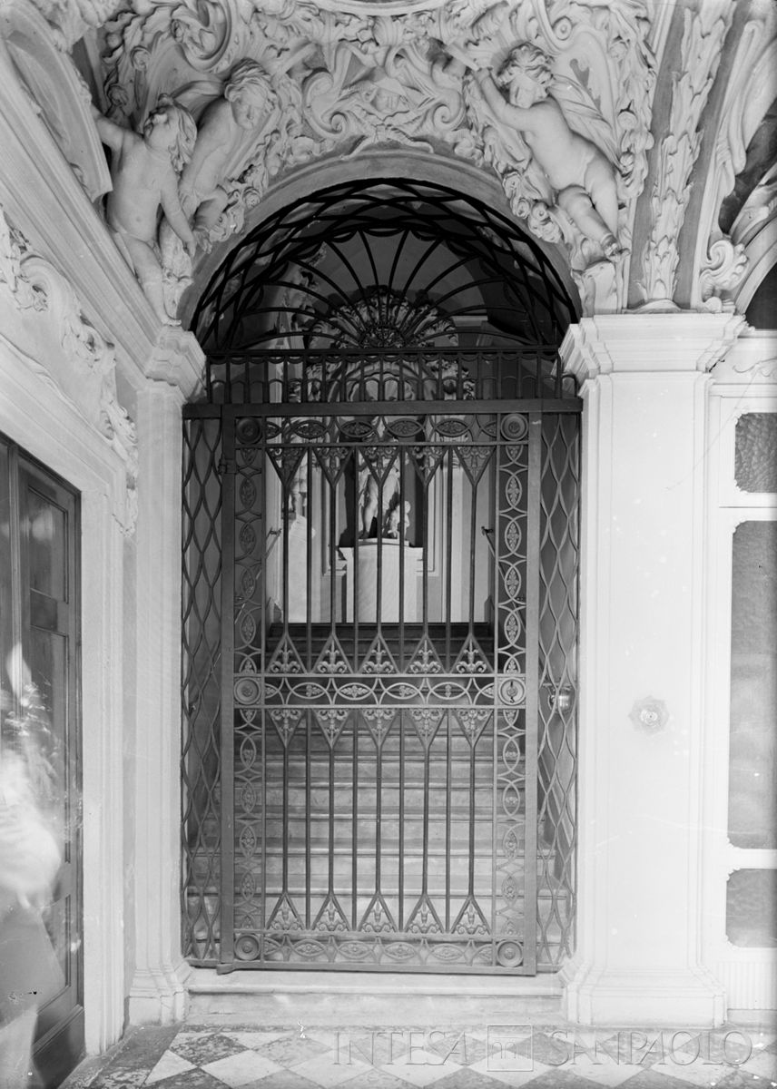 Palazzo Leoni Montanari, portale dello scalone con il cancello della Miglioranza, 1956-1976 (Foto Tapparo & Trentin)