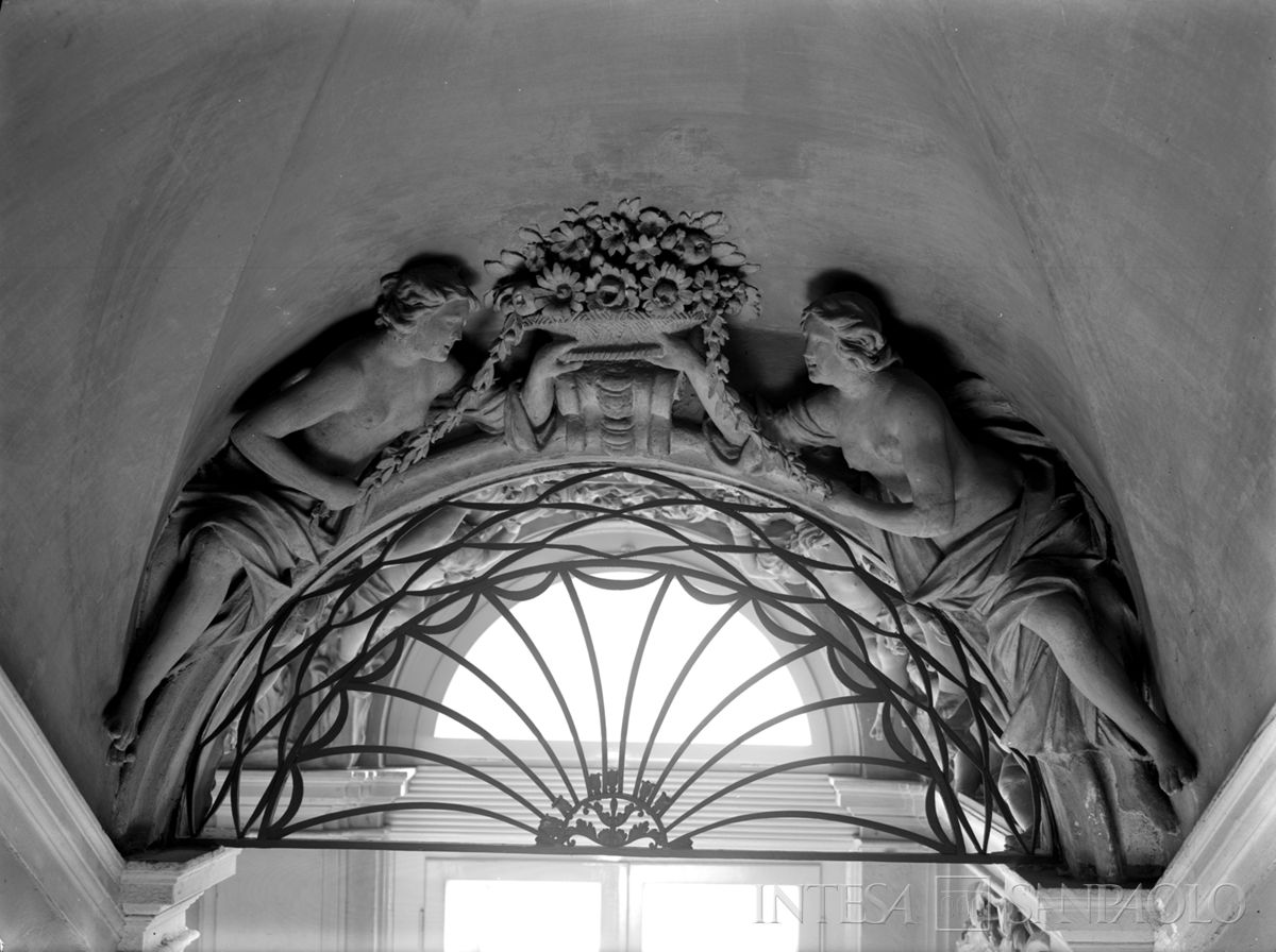 Palazzo Leoni Montanari, arco del portale dello scalone, 1956-1976 (Foto Tapparo & Trentin)