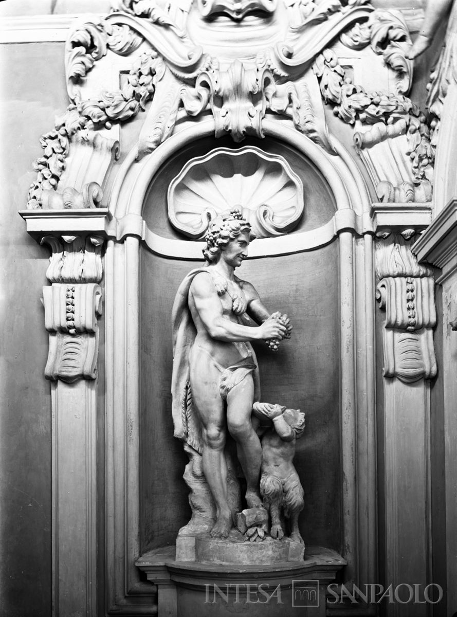 Palazzo Leoni Montanari, nicchia con la statua di Autunno al secondo pianerottolo dello scalone, 1956-1976 (Foto Tapparo & Trentin)