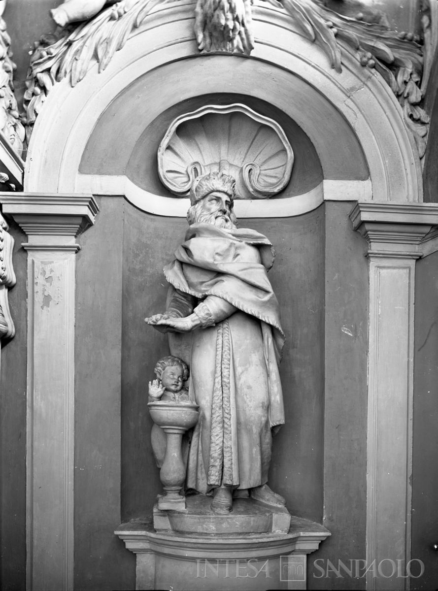 Palazzo Leoni Montanari, nicchia con la statua di Inverno al secondo pianerottolo dello scalone, 1956-1976 (Foto Tapparo & Trentin)