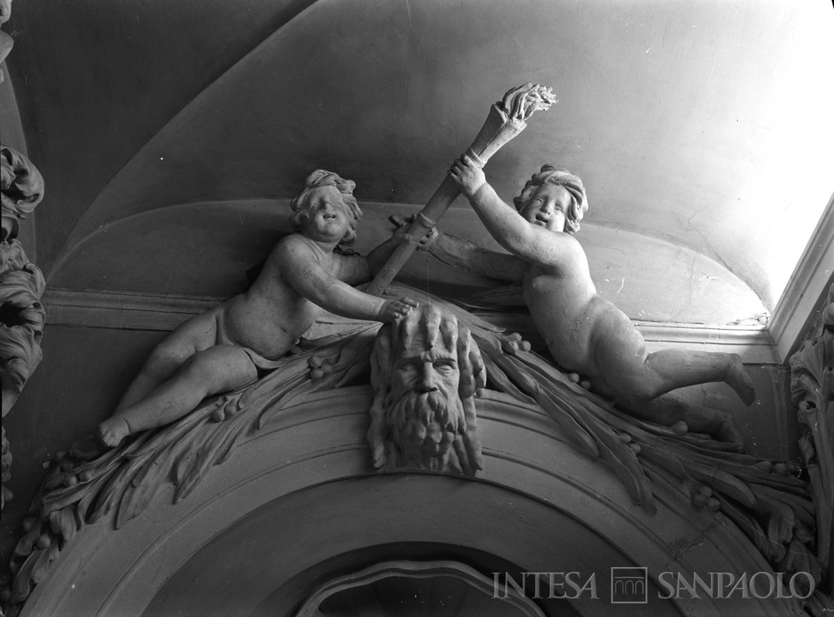 Palazzo Leoni Montanari, decorazione sovrastante la nicchia con la statua di Inverno, al secondo pianerottolo dello scalone, 1956-1976 (Foto Tapparo & Trentin)