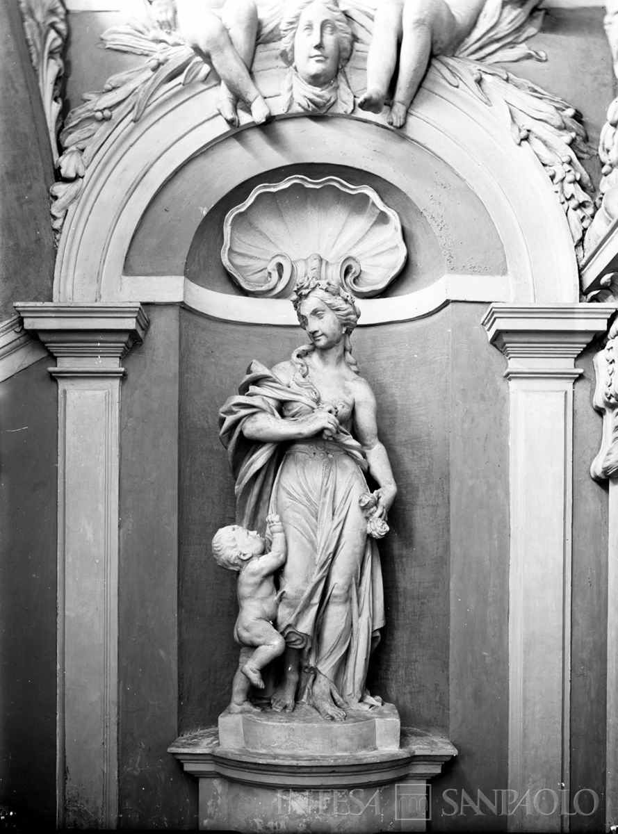 Palazzo Leoni Montanari, nicchia con la statua di Primavera al secondo pianerottolo dello scalone, 1956-1976 (Foto Tapparo & Trentin)