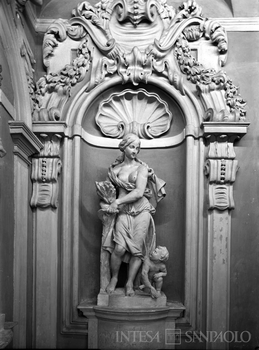 Palazzo Leoni Montanari, nicchia con la statua di Estate al secondo pianerottolo dello scalone, 1956-1976 (Foto Tapparo & Trentin)