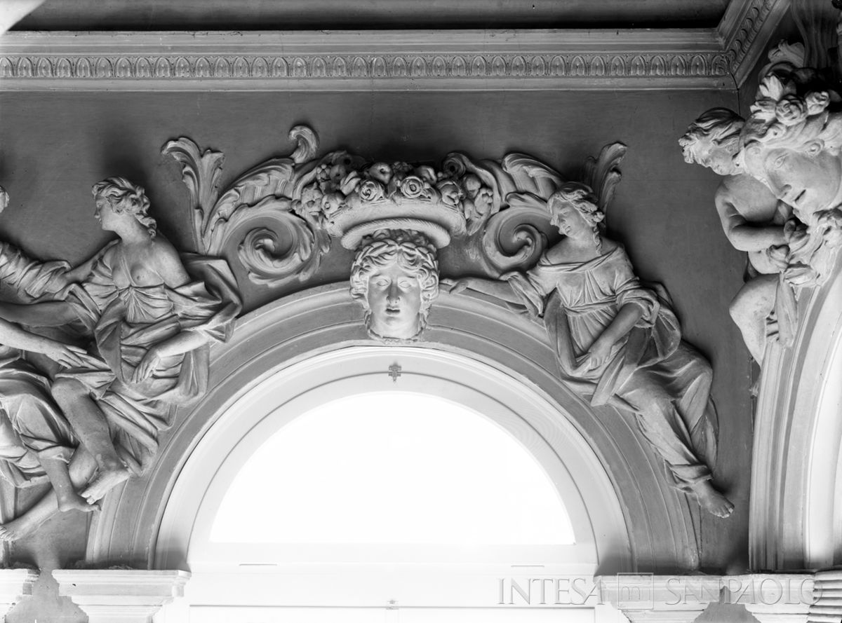 Palazzo Leoni Montanari, decorazioni al terzo pianerottolo dello scalone, 1956-1976 (Foto Tapparo & Trentin)