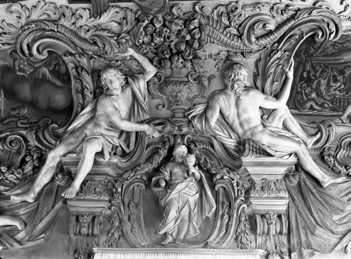 Palazzo Leoni Montanari, Galleria della Verità, stucco sovraporta con al centro Urania, 1956-1976 (Foto Tapparo & Trentin)