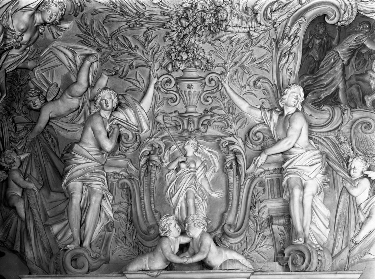 Palazzo Leoni Montanari, Galleria della Verità, stucco sovraporta con al centro Clio, 1956-1976 (Foto Tapparo & Trentin)