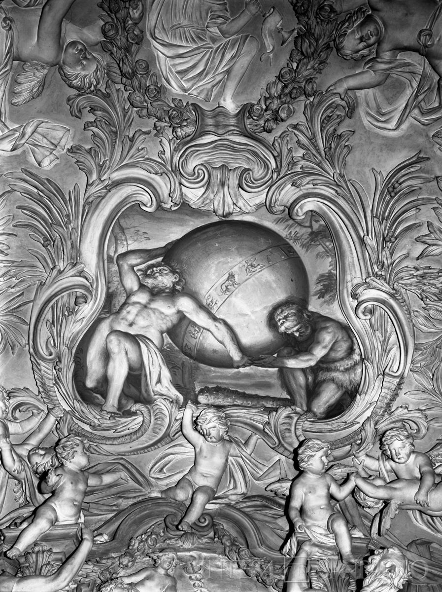 Palazzo Leoni Montanari, Galleria della Verità, cartiglio "Ercole aiuta Atlante", 1956-1976 (Foto Tapparo & Trentin)