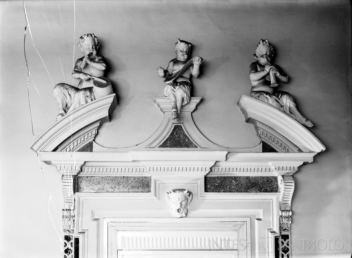 Palazzo Leoni Montanari, decorazione della sovraporta della Sala dei Fauni, 1953-1976 (Foto Tapparo & Trentin)