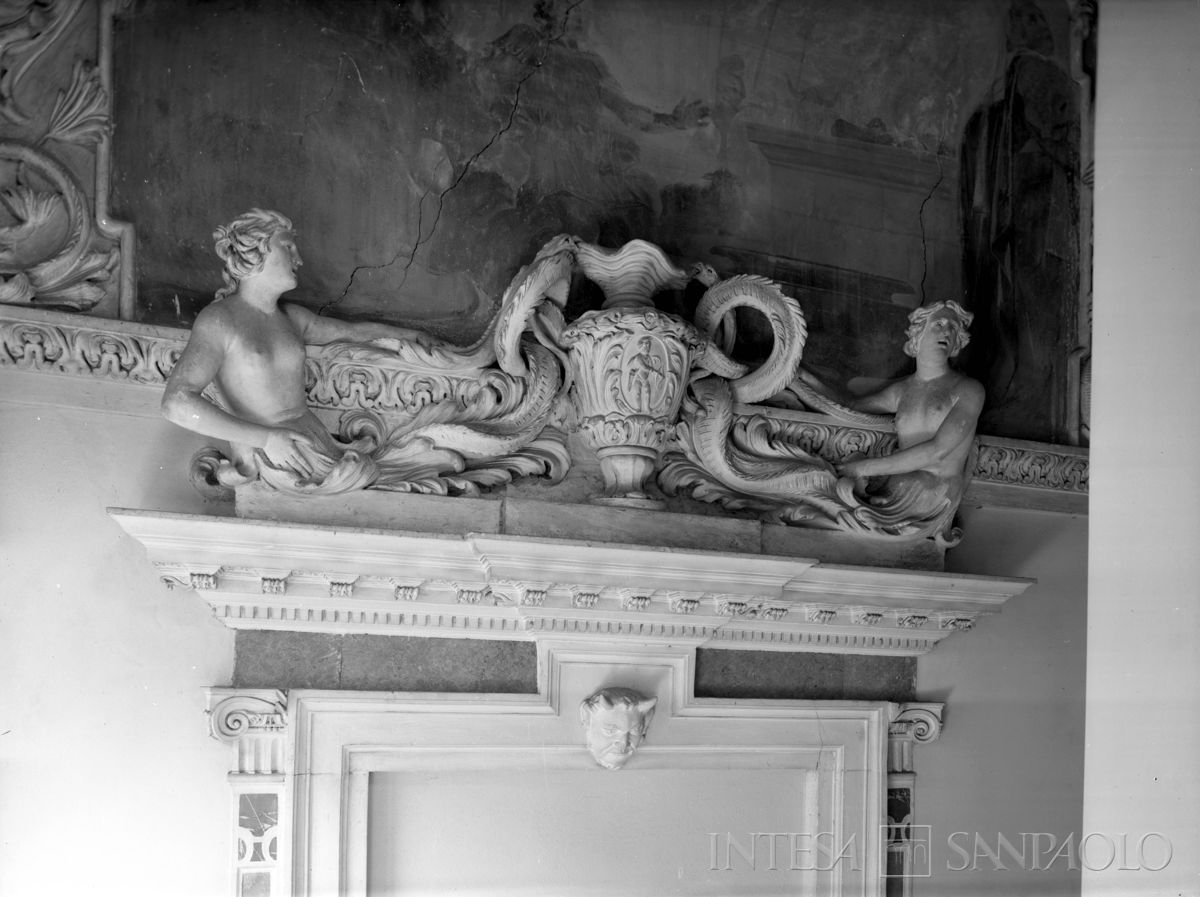 Palazzo Leoni Montanari, sovraporta della Sala Canton con sirene e vaso su cui è raffigurato Amore, 1953-1976 (Foto Tapparo & Trentin)