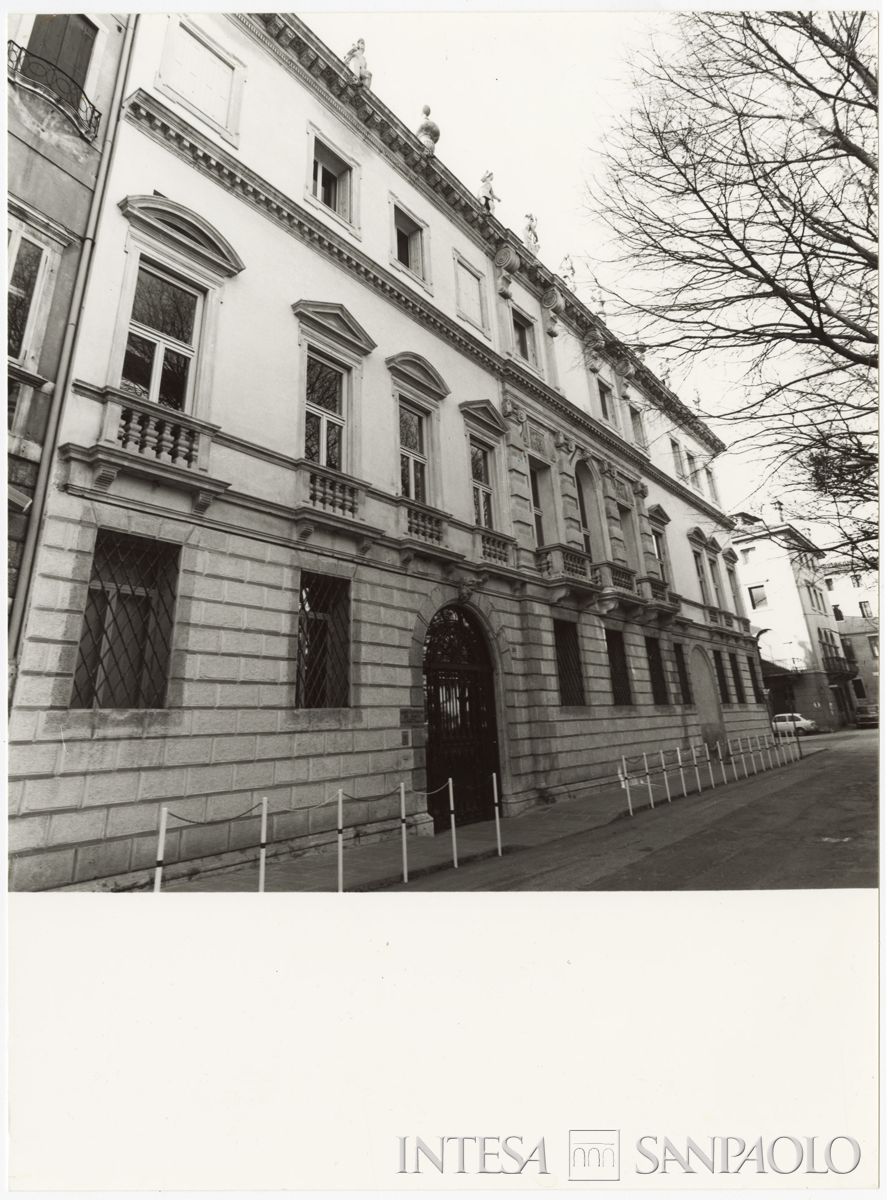 Palazzo Leoni Montanari, facciata, post 1979 (fotografo sconosciuto)