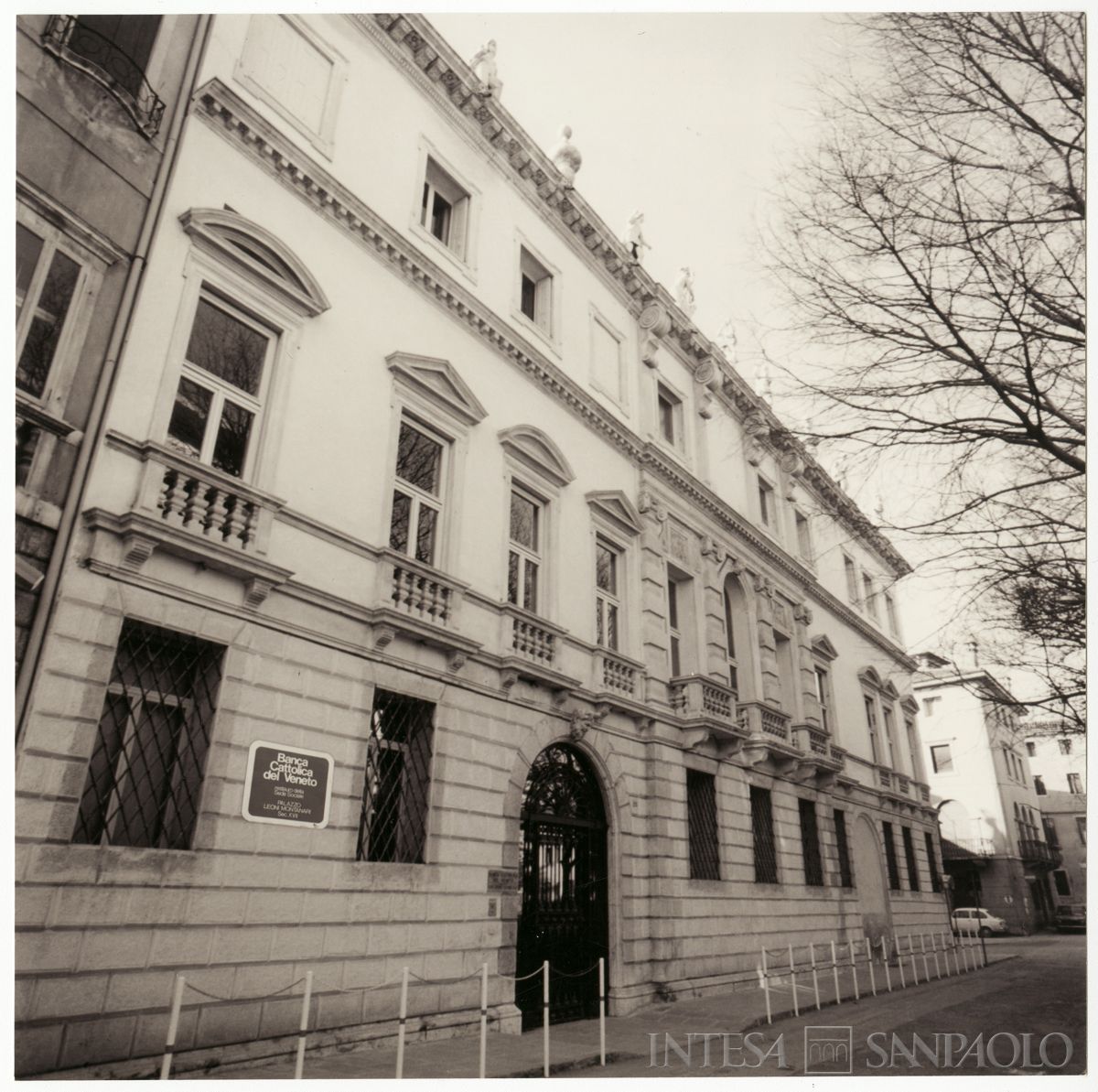 Palazzo Leoni Montanari, facciata, post 1979 (fotografo sconosciuto)