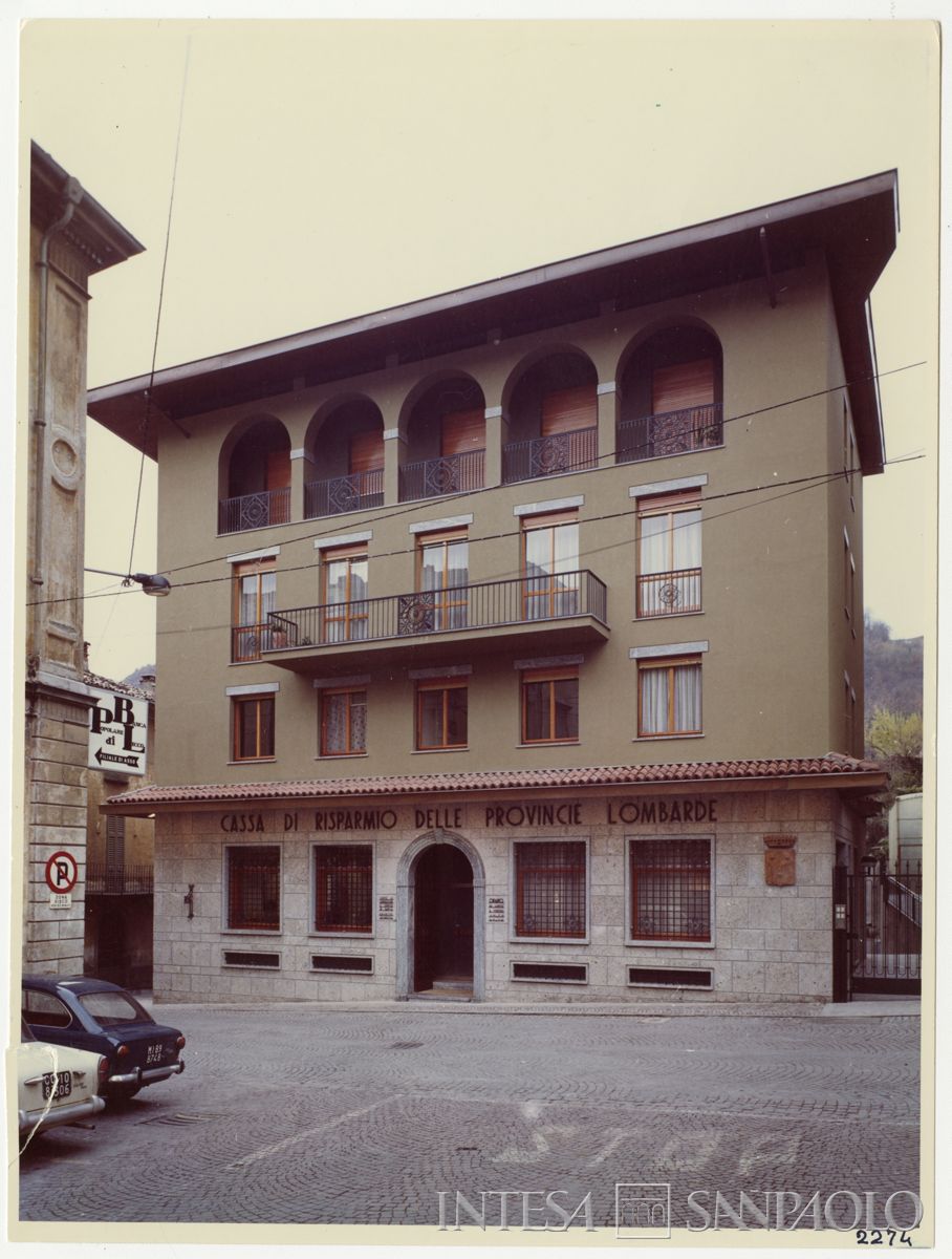 Cariplo, esterno della filiale di Asso, 24 novembre 1966 (Vincenzo Aragozzini)