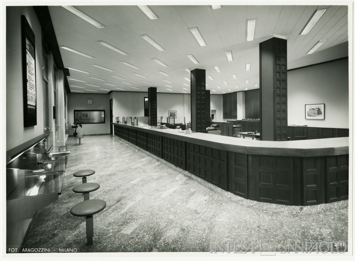 Cariplo, salone del pubblico della filiale di Asso, 24 novembre 1966 (Vincenzo Aragozzini)