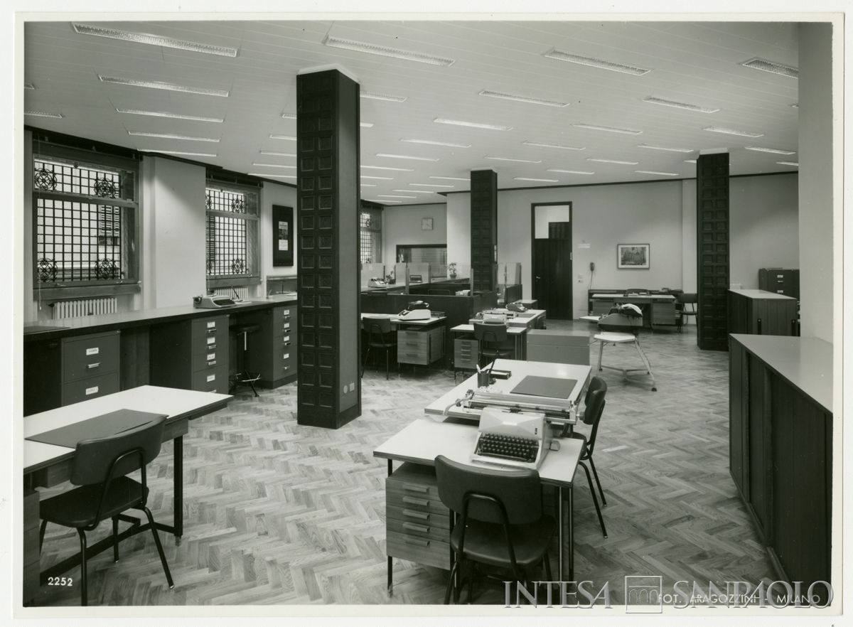 Cariplo, back office della filiale di Asso, 24 novembre 1966 (Vincenzo Aragozzini)