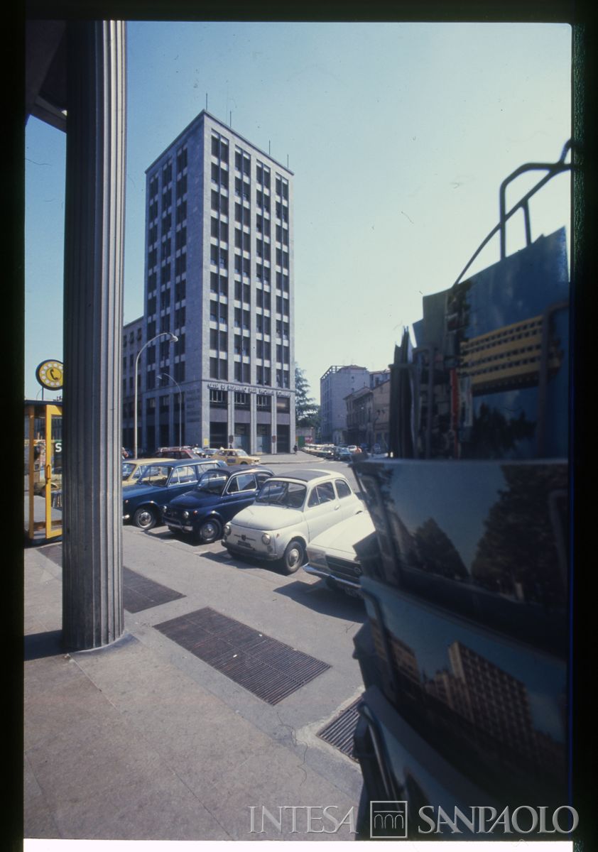 Cariplo, esterno della filiale di Busto Arsizio, novembre 1960 (Foto Novelli)