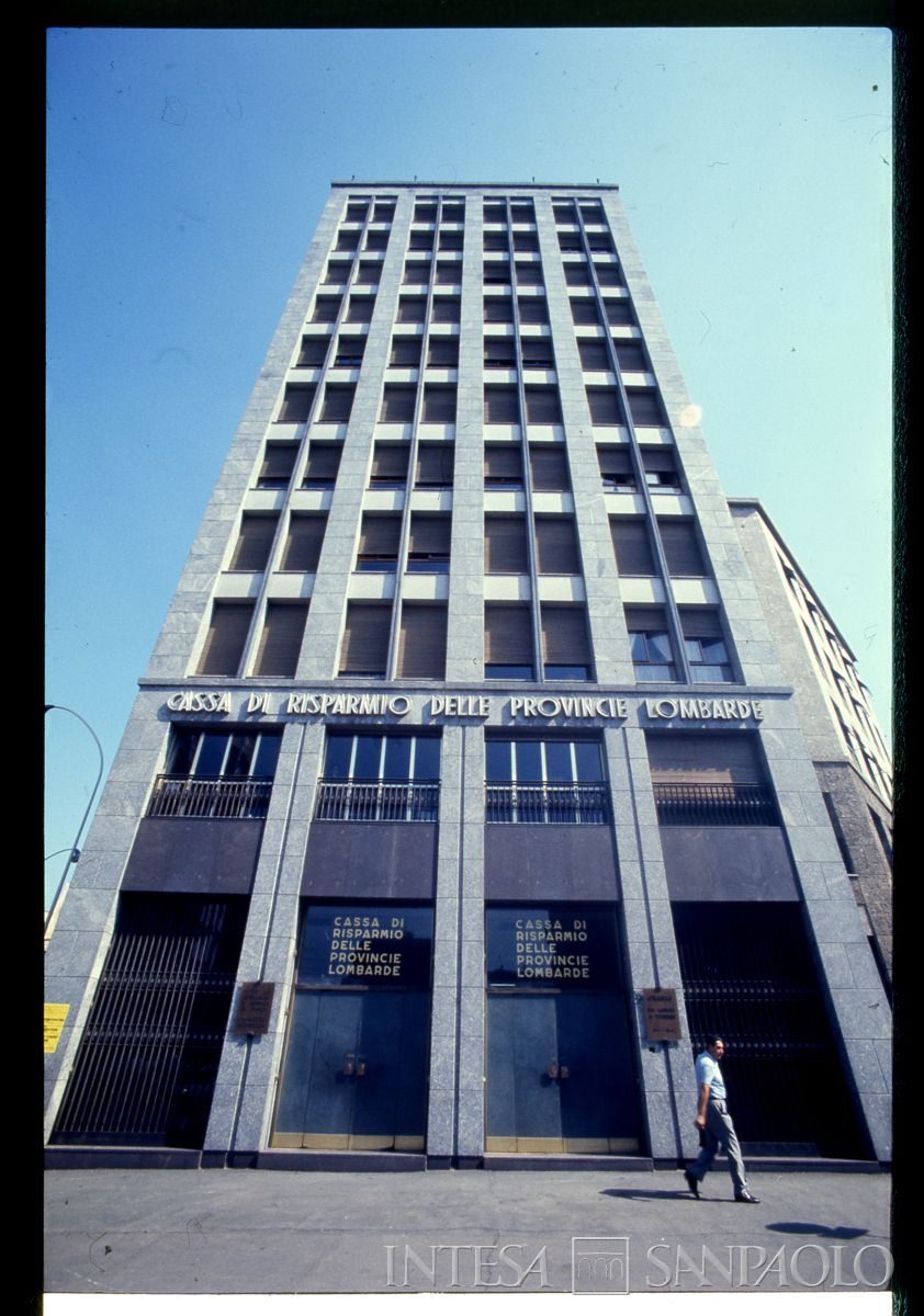 Cariplo, esterno della filiale di Busto Arsizio, novembre 1960 (Foto Novelli)