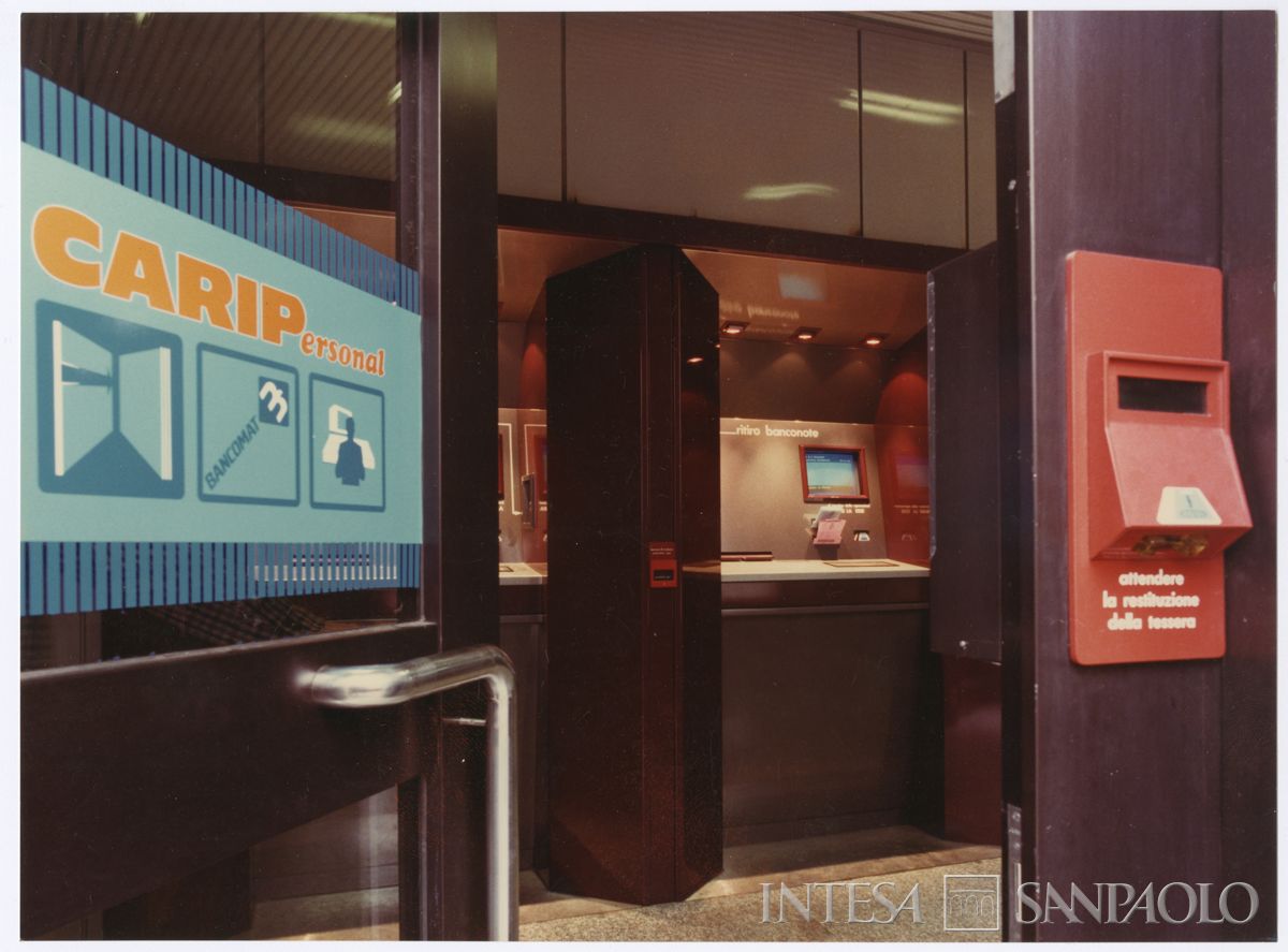 Cariplo, bancomat presso la filiale di Busto Arsizio, 30 dicembre 1987 (Mario La Porta)