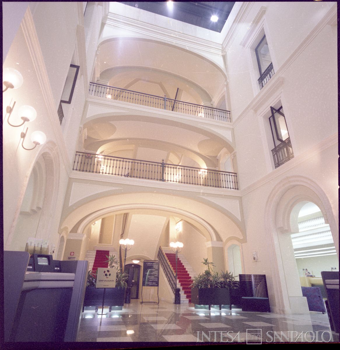 Cariplo, interno della Sede di Bari, 1990 circa (Foto Julia)