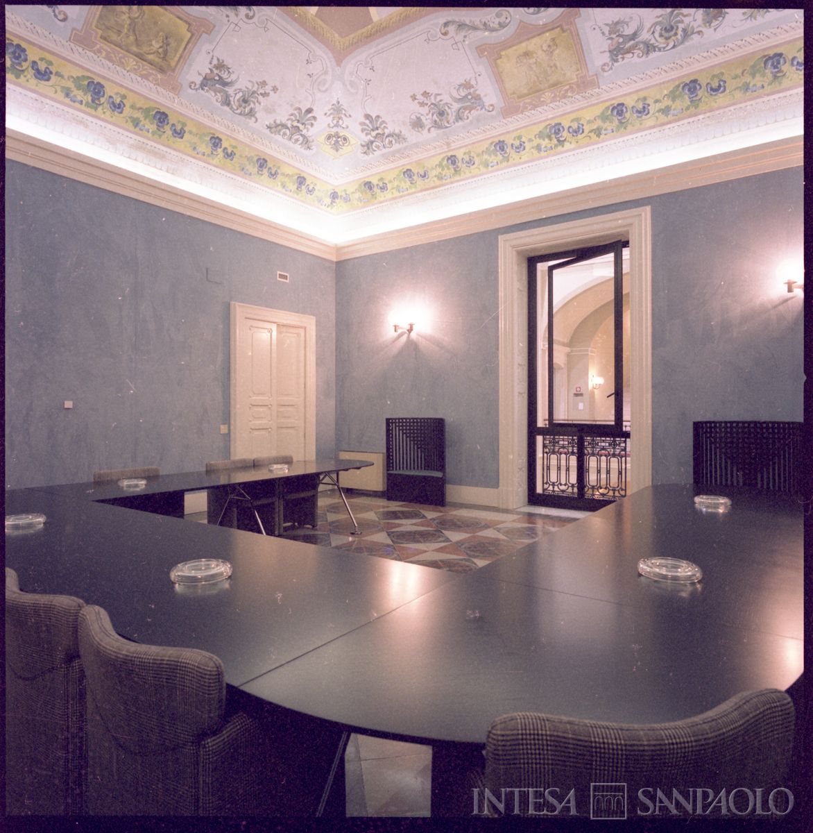 Cariplo, interno della Sede di Bari con soffitto affrescato, 1990 circa (Foto Julia)