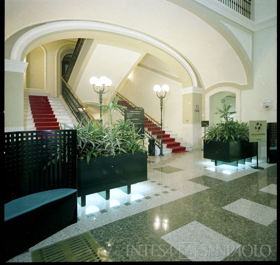 Cariplo, interno della Sede di Bari, 1990 circa (Foto Julia)