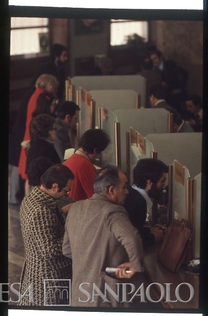 Cariplo, clienti nella Sede di Bergamo, 1974 circa (fotografo sconosciuto)