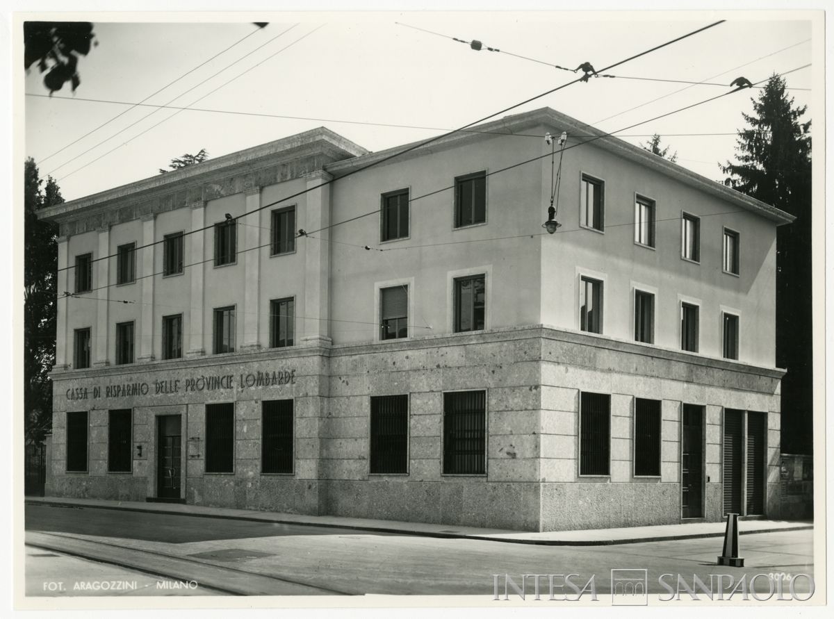 Cariplo, esterno della filiale di Carate Brianza, 1955 (Vincenzo Aragozzini)