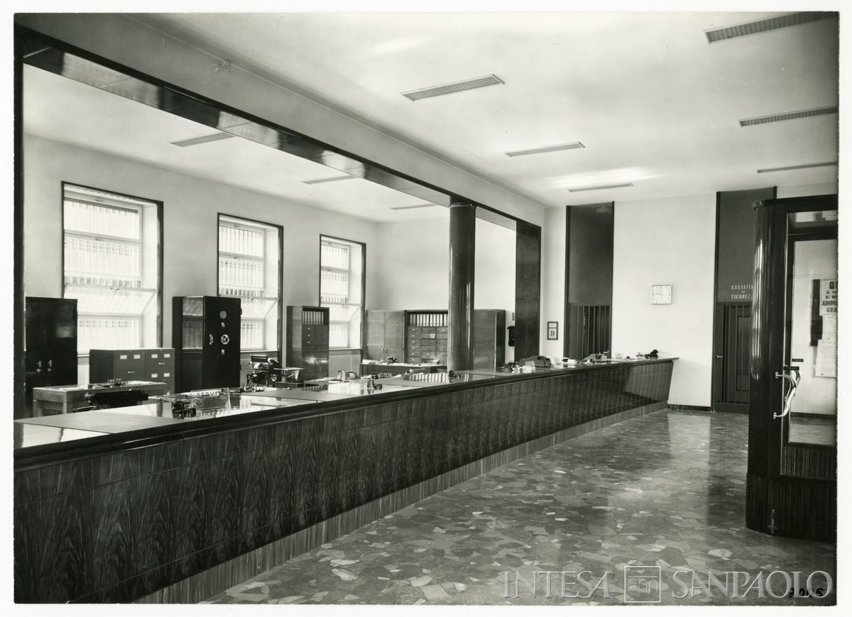 Cariplo, interno della filiale di Carate Brianza, 1955 (Vincenzo Aragozzini)