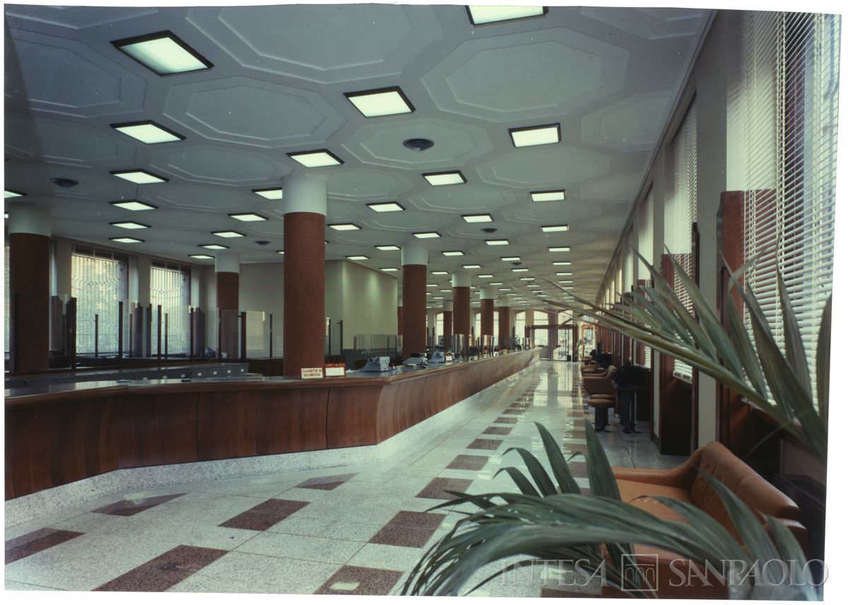 Cariplo, salone del pubblico della Sede di Como, 1972 (Elle2)