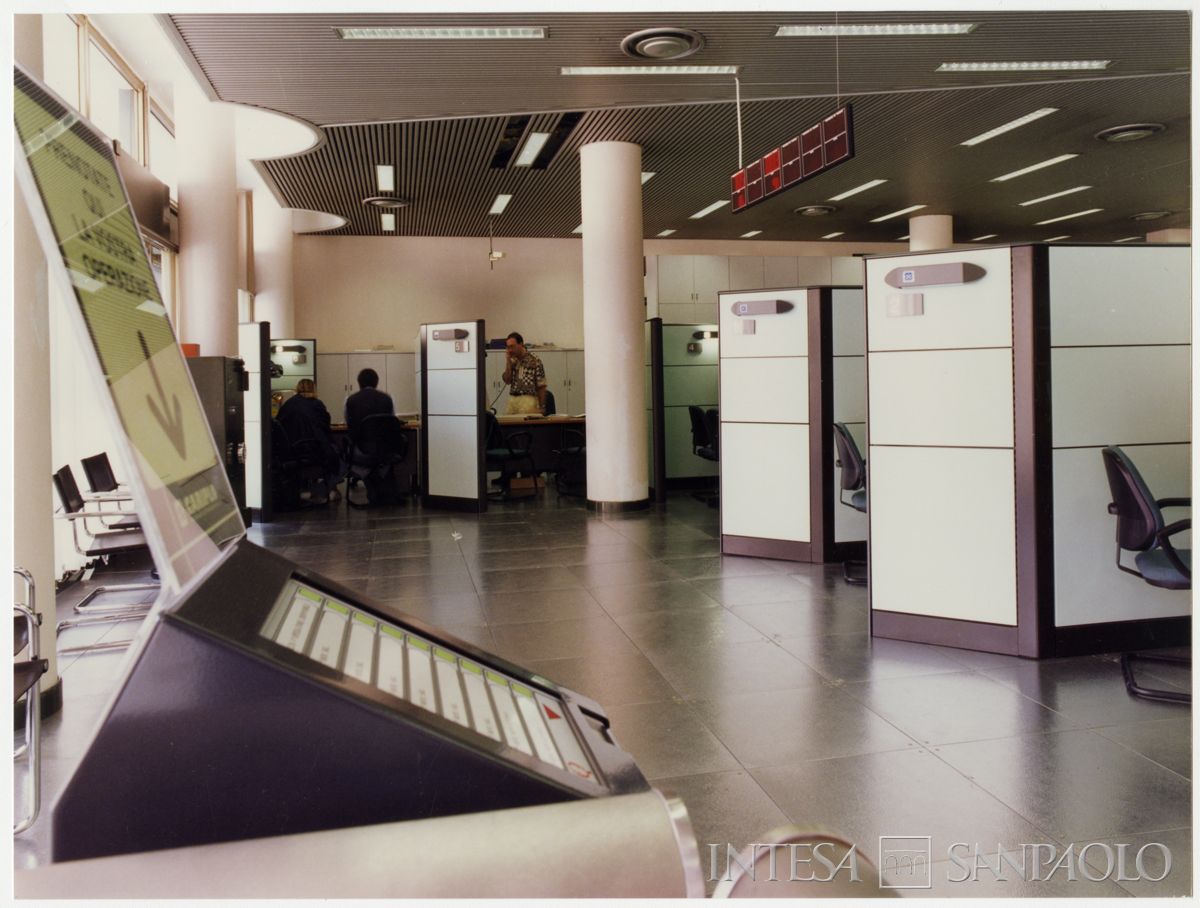Cariplo, interno della filiale di Corsico ristrutturata per il progetto CU.O.RE, 2 luglio 1997 (Mario La Porta)