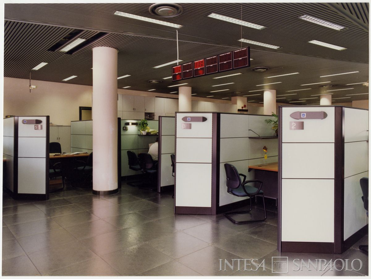 Cariplo, interno della filiale di Corsico ristrutturata per il progetto CU.O.RE, 2 luglio 1997 (Mario La Porta)