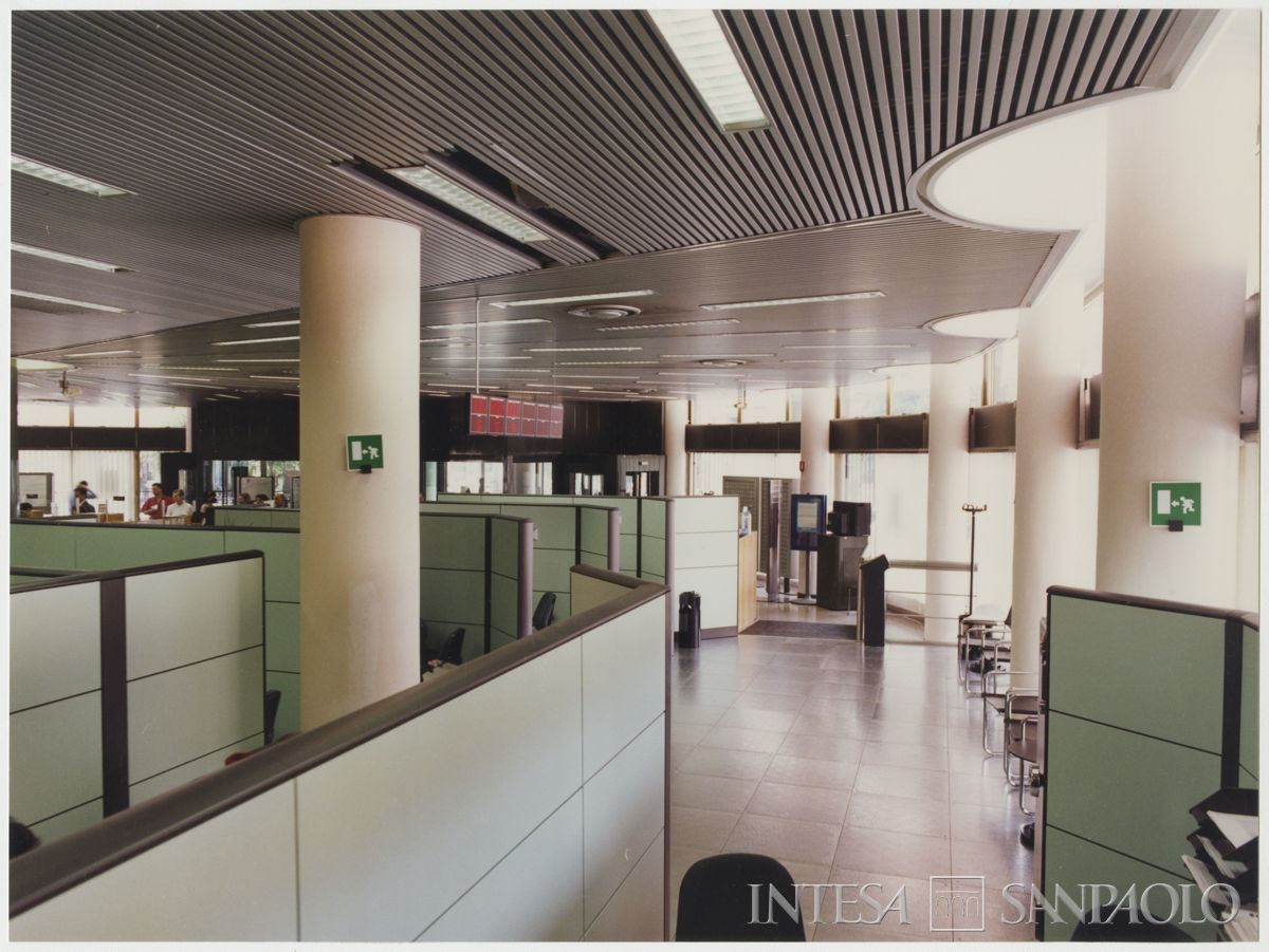 Cariplo, interno della filiale di Corsico ristrutturata per il progetto CU.O.RE, 2 luglio 1997 (Mario La Porta)