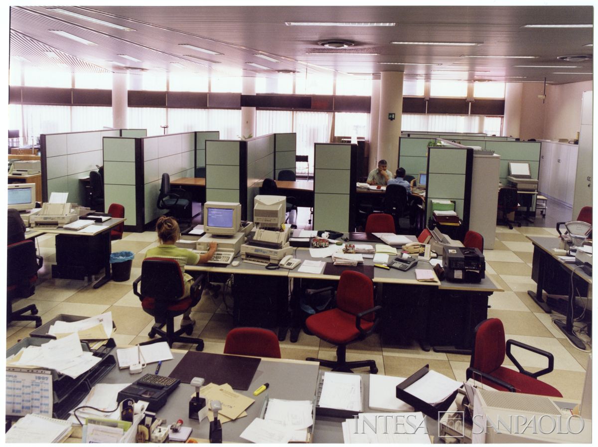 Cariplo, interno della filiale di Corsico ristrutturata per il progetto CU.O.RE, 2 luglio 1997 (Mario La Porta)