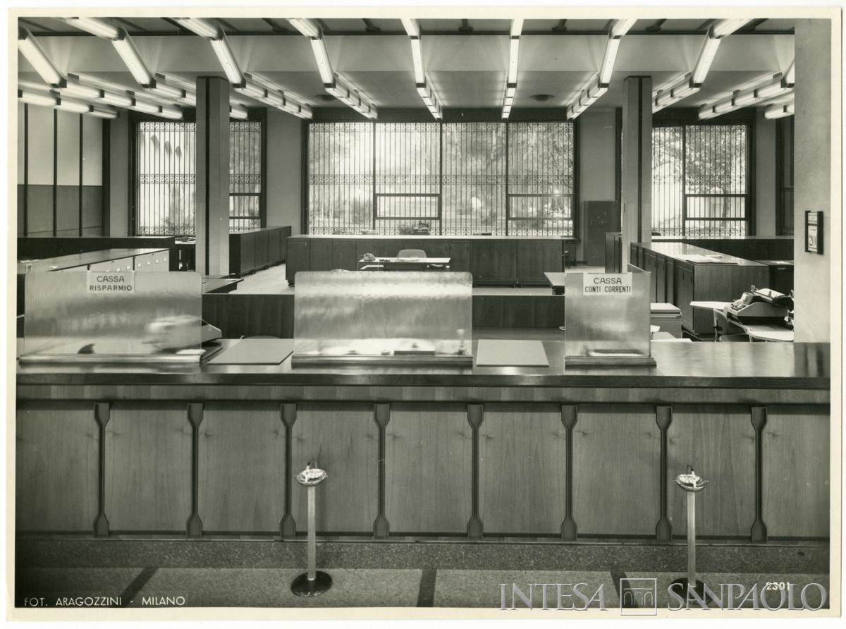 Cariplo, interno della filiale di Gallarate, 15 dicembre 1966 (Vincenzo Aragozzini)