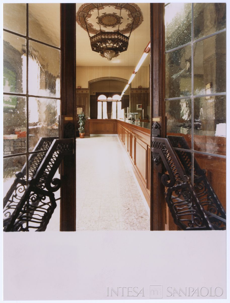 Cariplo, ingresso al salone del pubblico della filiale di Gavirate, 1981 (Mario La Porta)