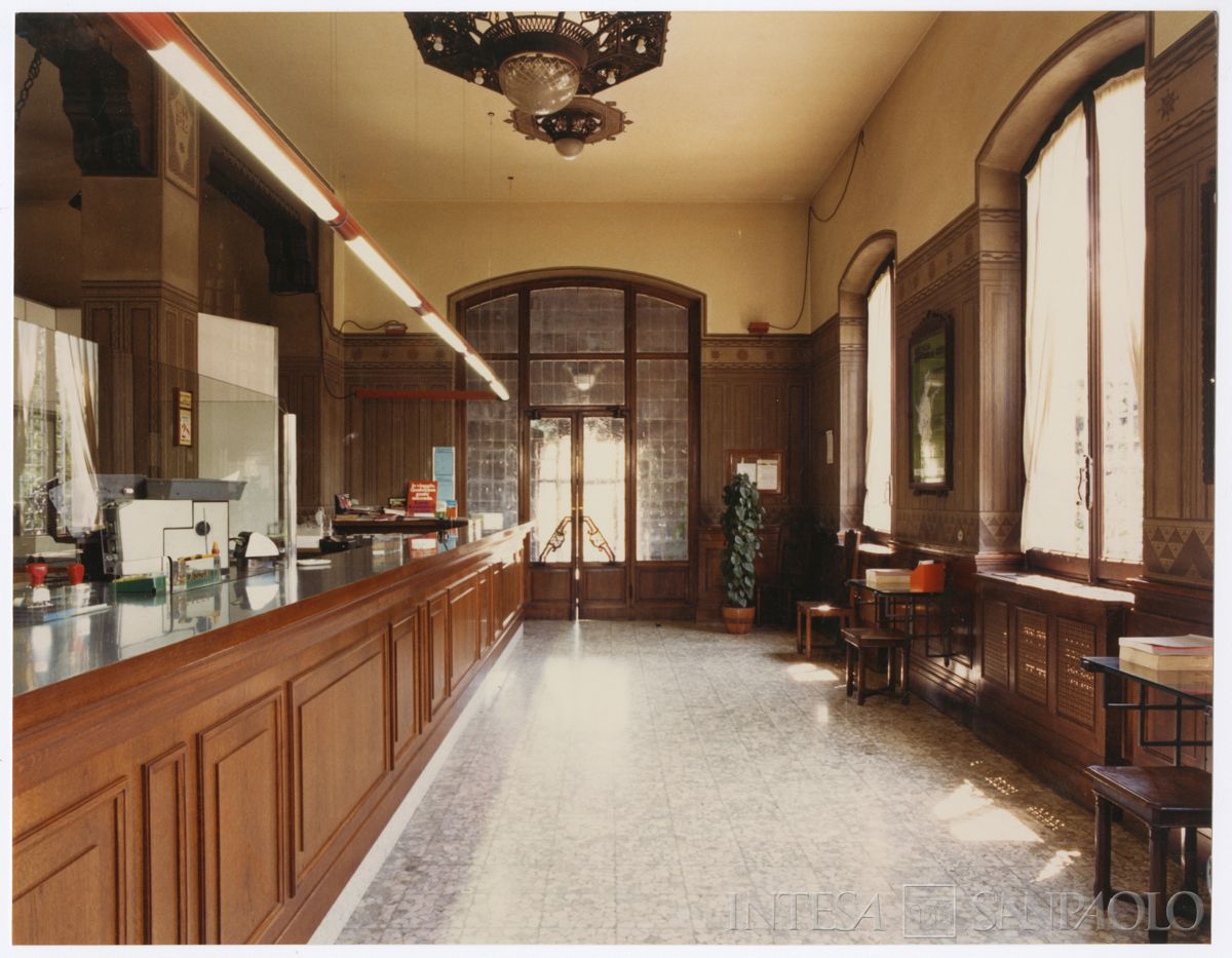 Cariplo, salone del pubblico della filiale di Gavirate, 1981 (Mario La Porta)